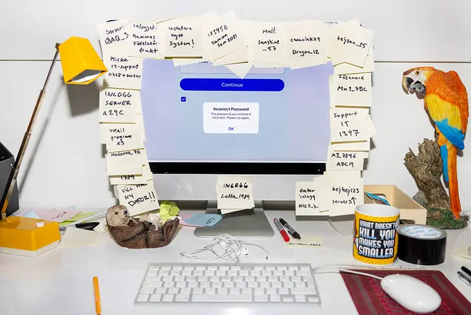 Ett skivbord med dator.