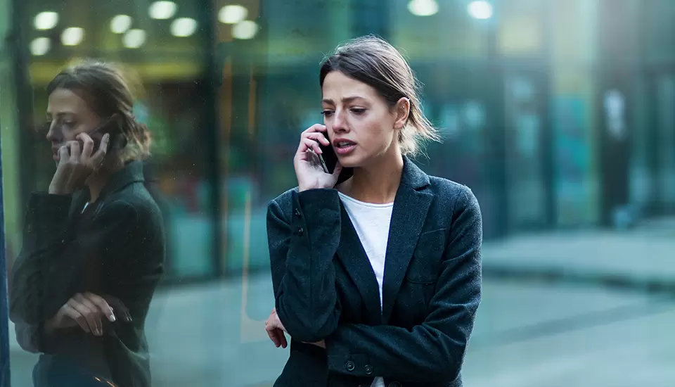 Ung kvinna ringer till sina rådgivare på Unionen för att ställa en jobbrelaterad fråga.