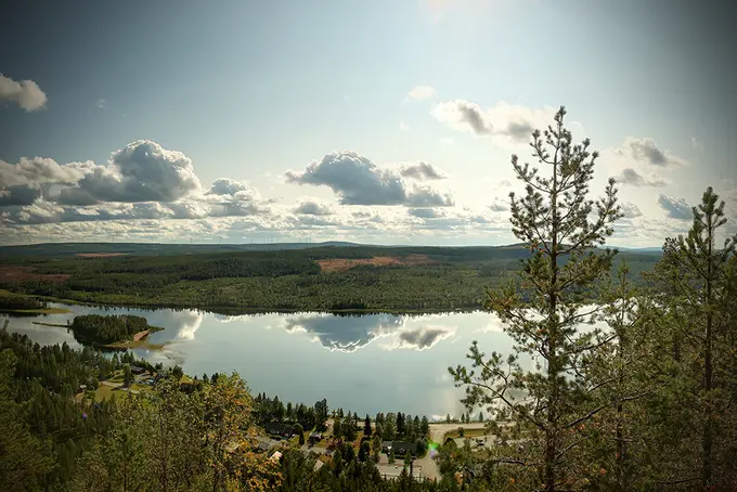 molnig himmel över sjö