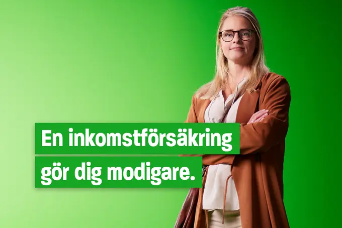 Ljushårig kvinna som står självsäkert med armarna i kors.