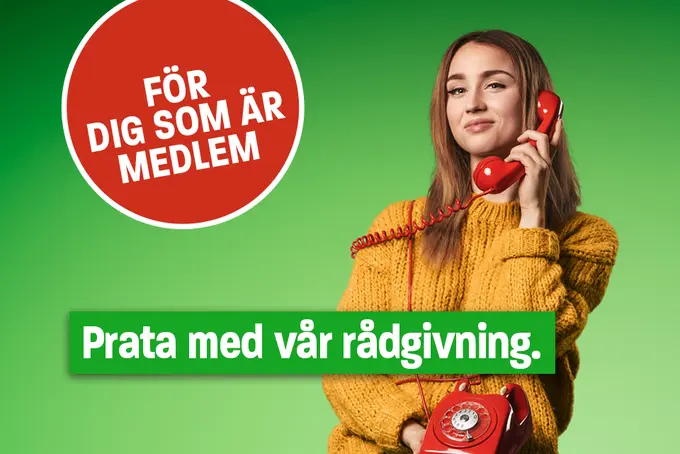 Kvinna som pratar i en röd gammaldags sladdtelefon.